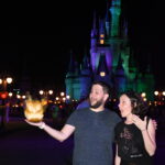 Foto do Memory Maker feita por fotógrafo do PhotoPass em frente ao Castelo da Cinderela iluminado à noite no Magic Kingdom