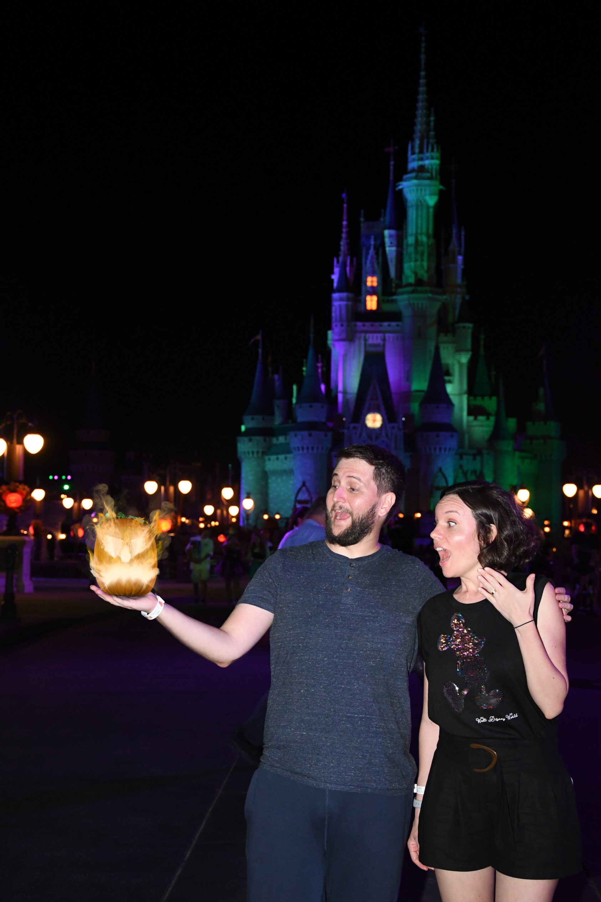 Foto do Memory Maker feita por fotógrafo do PhotoPass em frente ao Castelo da Cinderela iluminado à noite no Magic Kingdom