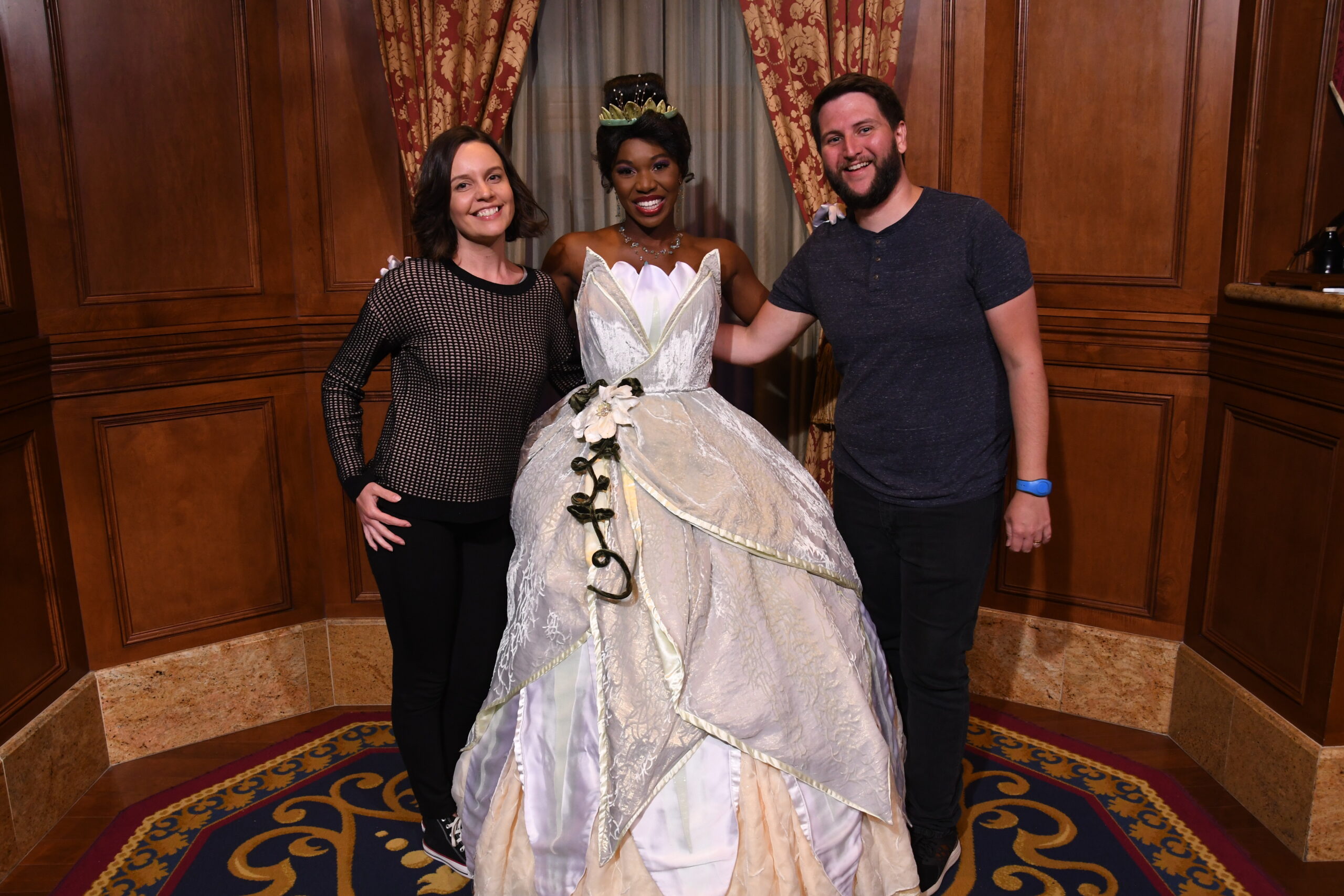 Foto profissional do PhotoPass com a família ao lado da personagem Tiana no Magic Kingdom