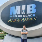 Visitante em frente ao letreiro da atracao MIB Men in Black Alien Attack no Universal Studios