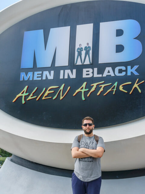 Visitante em frente ao letreiro da atracao MIB Men in Black Alien Attack no Universal Studios