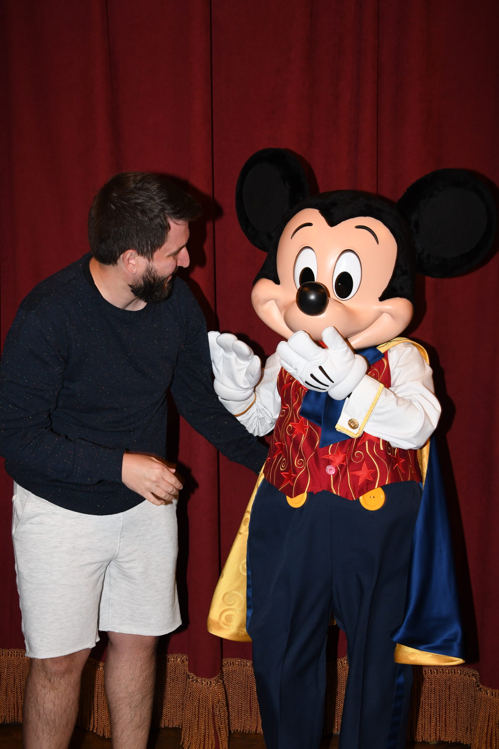 Mickey Mouse fantasiado de mago em encontro de personagem fotografado pelo fotógrafo da Disney no Magic Kingdom