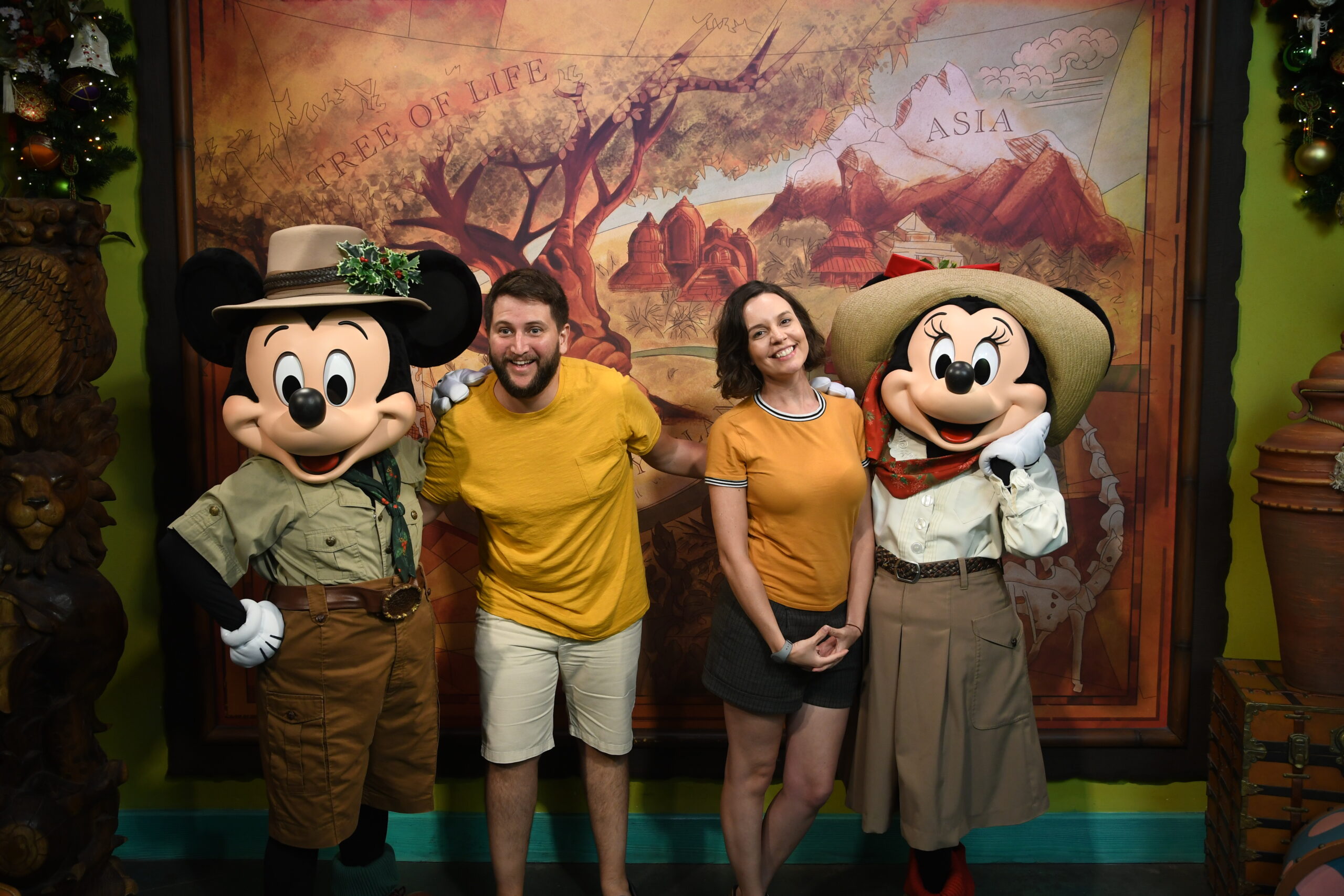 Mickey e Minnie vestidos de safari em encontro de personagem no Animal Kingdom