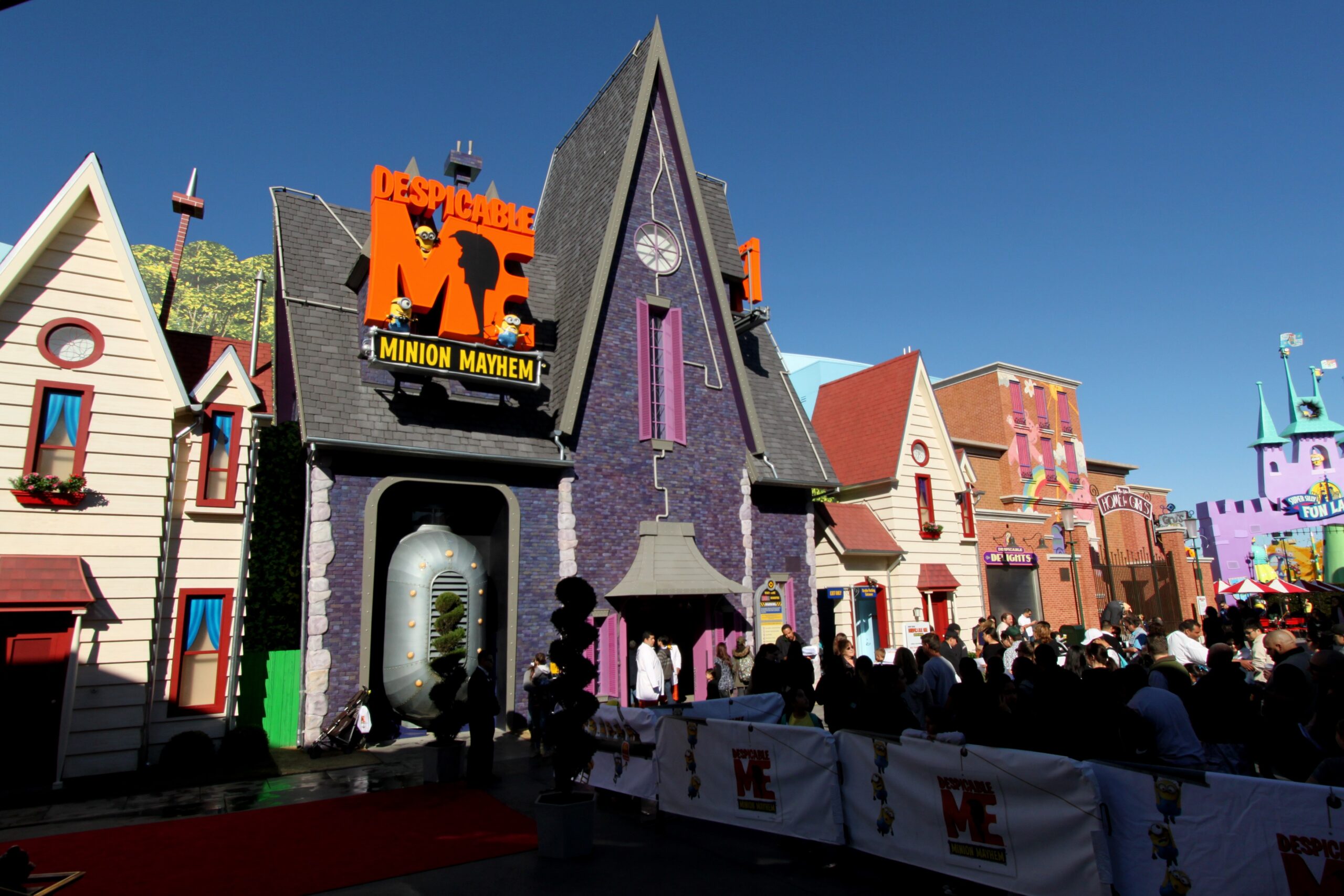 Fachada da atração Despicable Me: Minion Mayhem no Universal Studios Hollywood