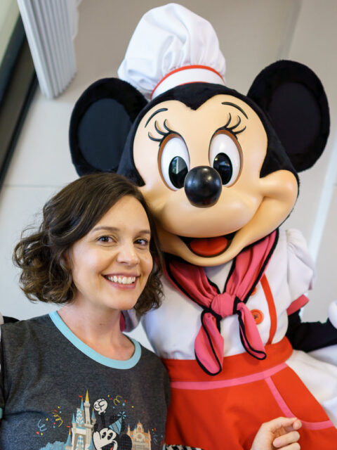Minnie fantasiada de chef em brunch de personagens no Chef Mickeys, Orlando