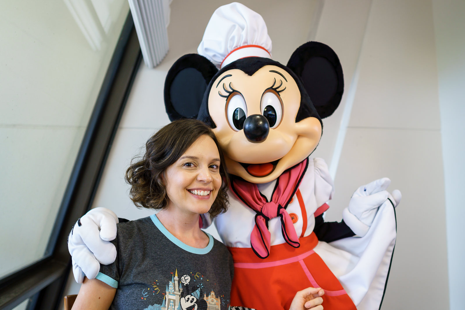 Minnie fantasiada de chef em brunch de personagens no Chef Mickeys, Orlando