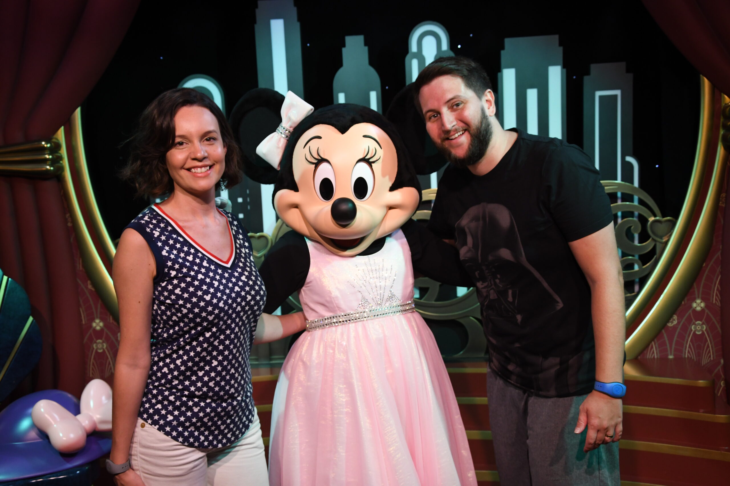 Minnie de vestido rosa em encontro de personagem com casal no Hollywood Studios