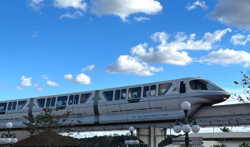Monotrilho do Walt Disney World System em movimento sobre a via elevada