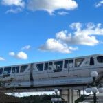 Monotrilho do Walt Disney World System em movimento sobre a via elevada