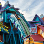 Montanha-russa aquatica descendo em alta velocidade em area tematica de dragoes na Islands of Adventure