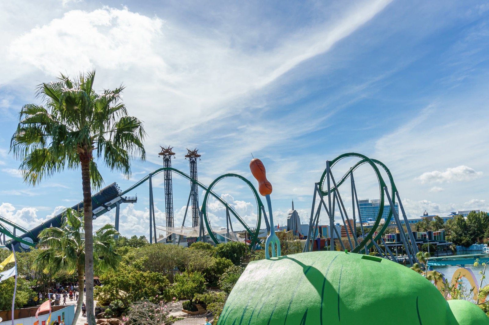 Montanha russa do Incrível Hulk vista de longe no Islands of Adventure
