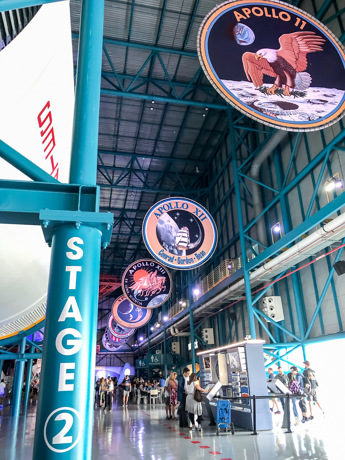 Mural da Estação Espacial Internacional com as bandeiras dos países parceiros do programa espacial