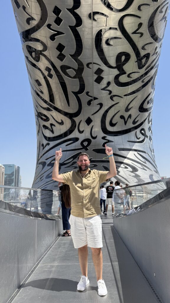 Rudi em frente à fachada de caligrafia árabe do Museum of the Future em Dubai