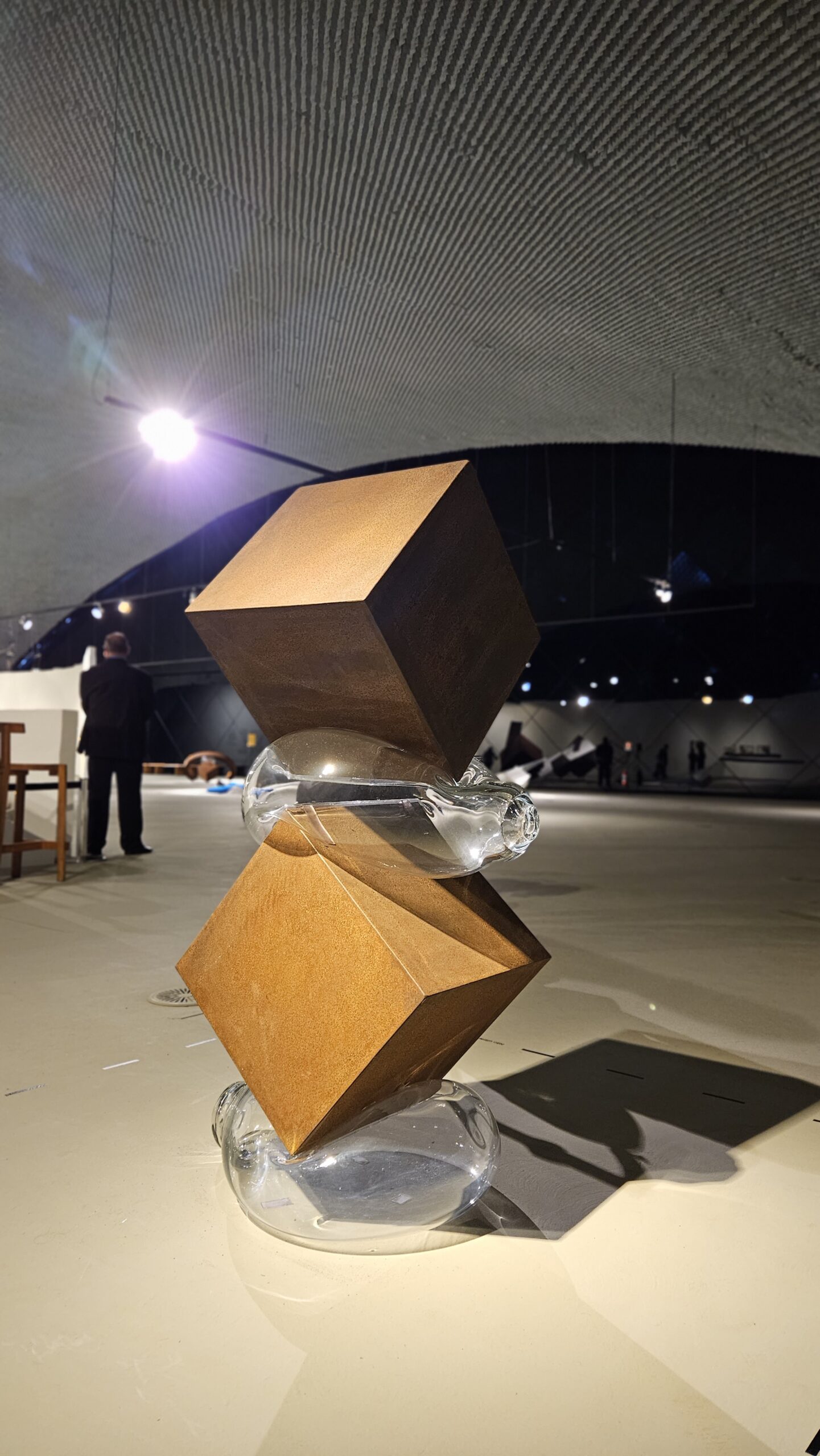 Instalação de arte com cubos e formas de vidro em exposição dentro do Museu Oscar Niemeyer