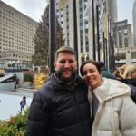 Família em frente à árvore de Natal do Rockefeller Center em Nova York