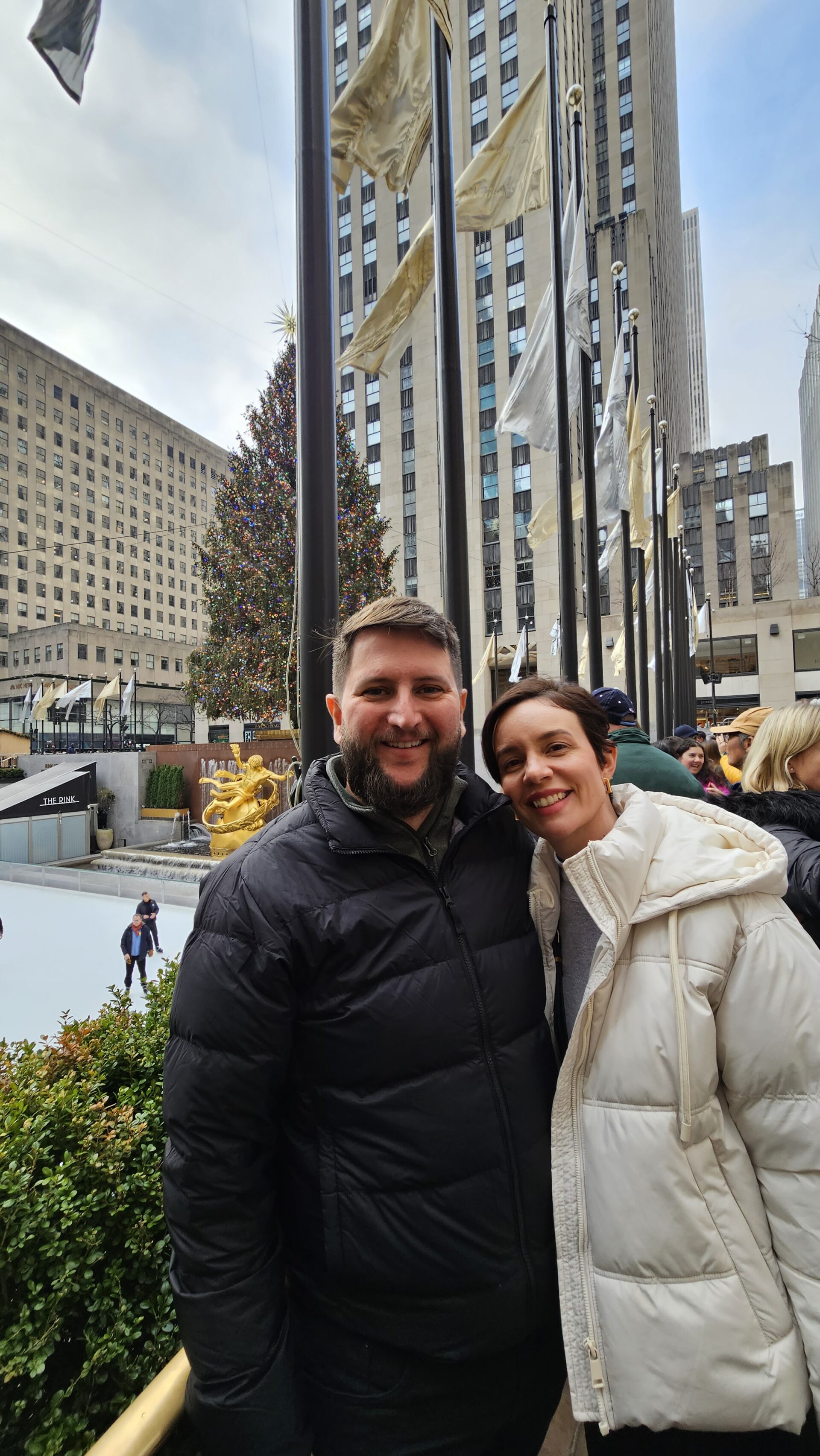 Família em frente à árvore de Natal do Rockefeller Center em Nova York