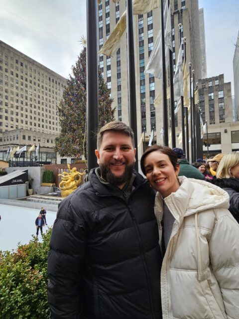 Família em frente à árvore de Natal do Rockefeller Center em Nova York