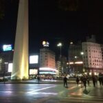 Obelisco de Buenos Aires iluminado a noite