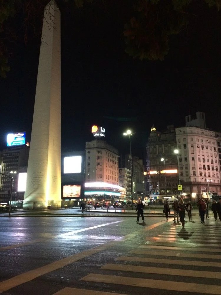 Obelisco de Buenos Aires iluminado a noite