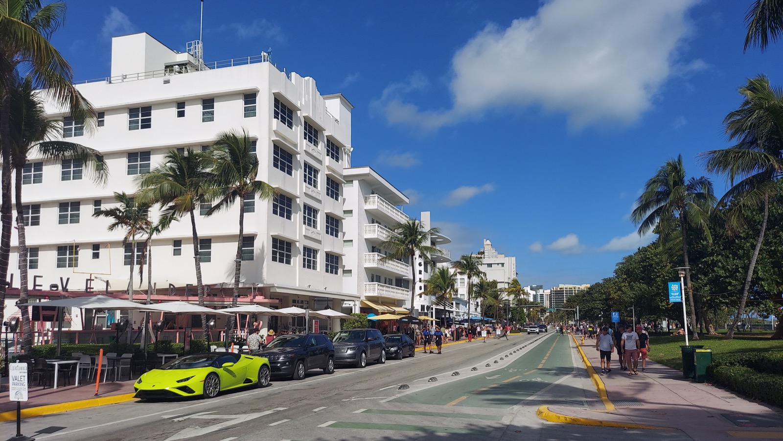 Ocean Drive em South Beach, Miami, com predios art deco, palmeiras e ciclovia