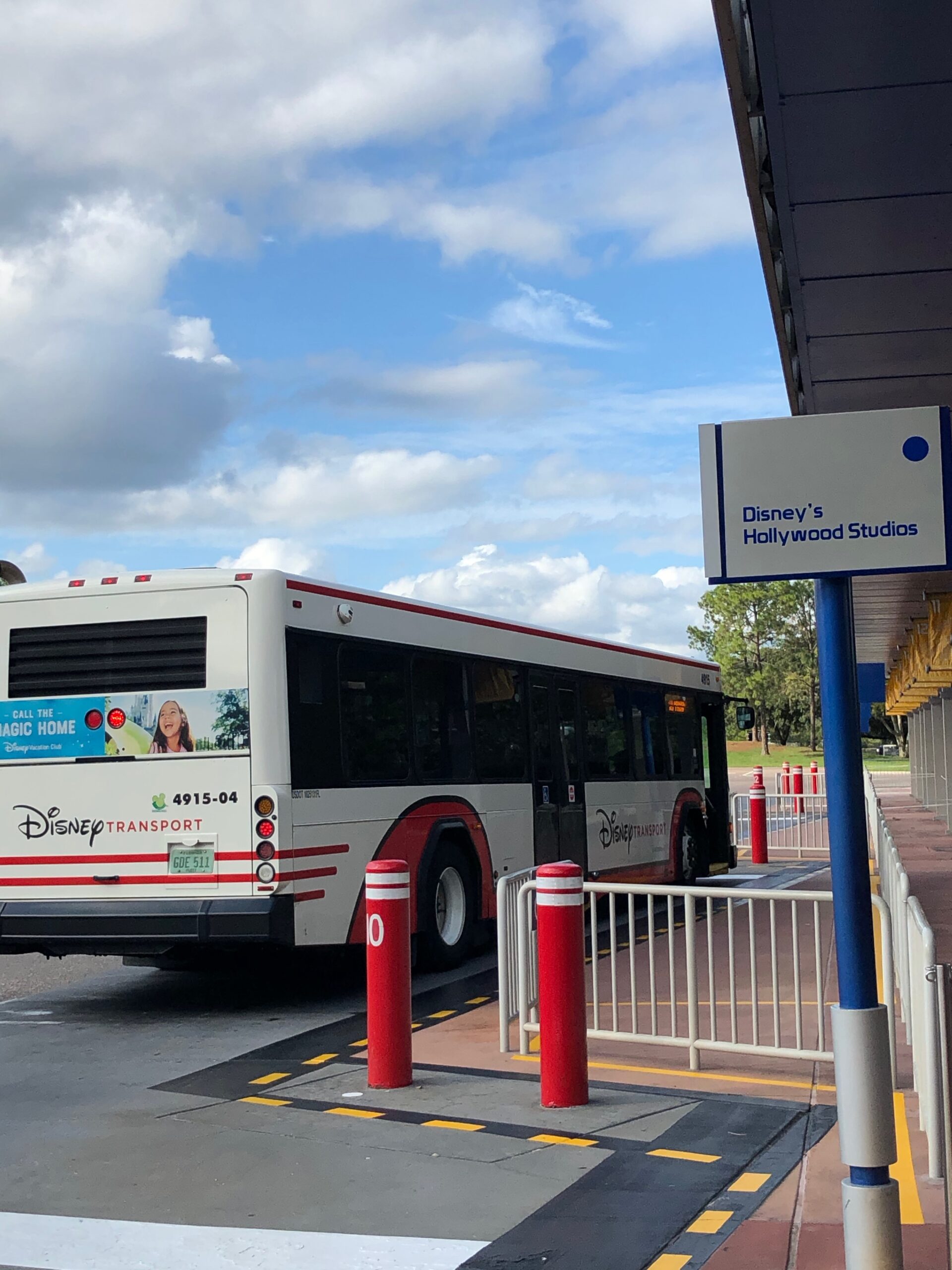 Onibus do Disney Transport parado no ponto do Hollywood Studios