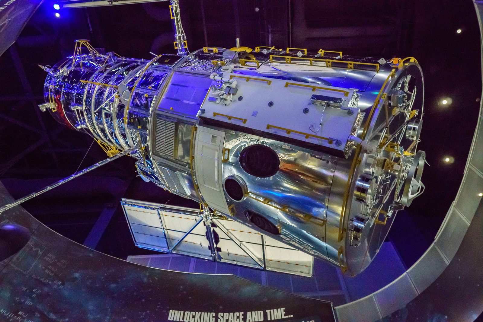 Baía de carga aberta do ônibus espacial Atlantis suspensa na sala principal de exposição