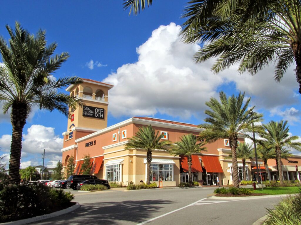 Fachada de lojas do Orlando Premium Outlets, rede que inclui a unidade da Vineland Avenue