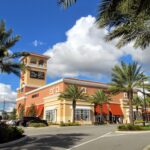 Fachada de lojas do Orlando Premium Outlets, rede que inclui a unidade da Vineland Avenue