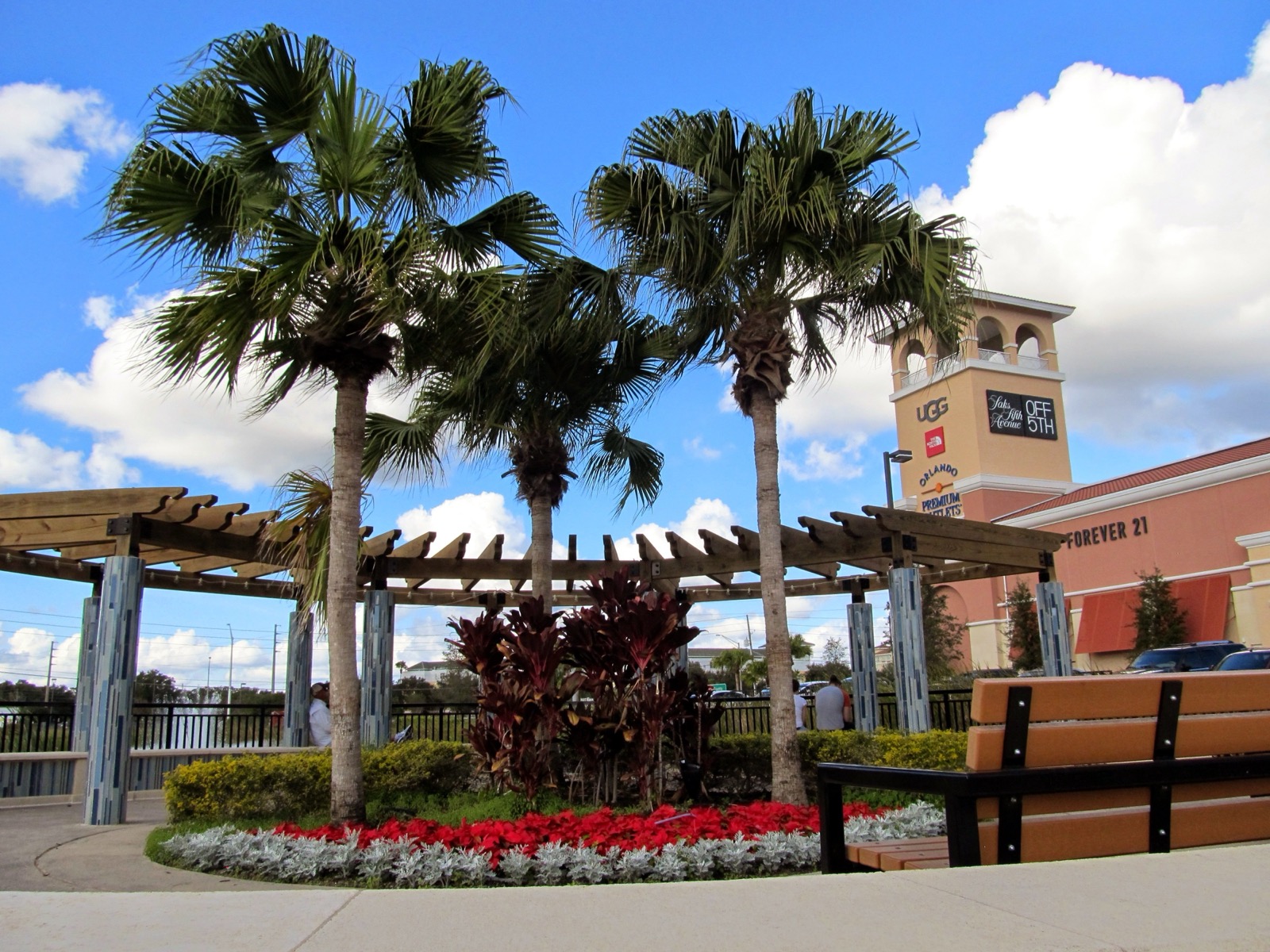 Torre e jardins com palmeiras do Orlando Vineland Premium Outlets