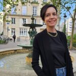 Passeio por um jardim com fonte em Paris