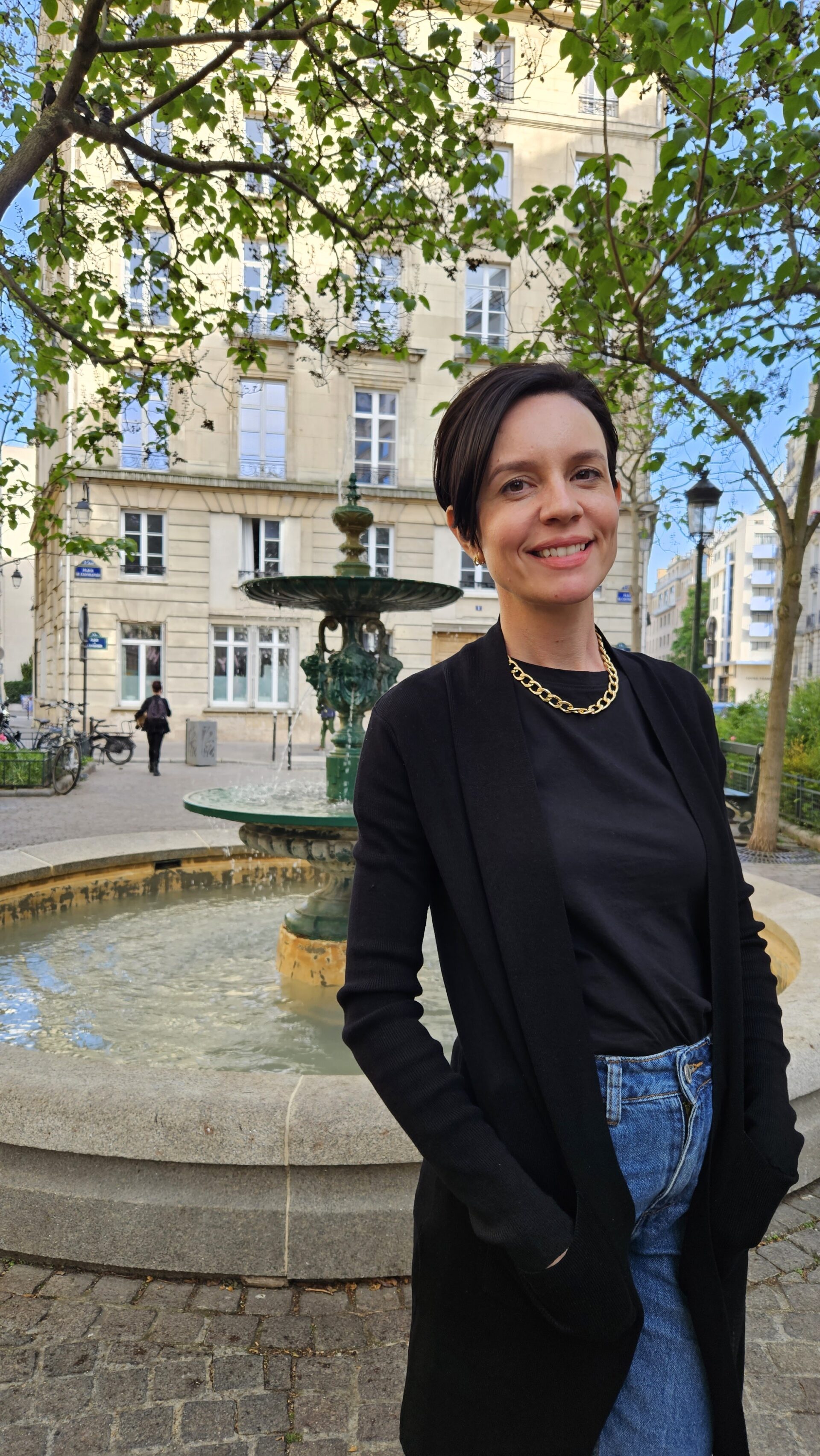 Passeio por um jardim com fonte em Paris