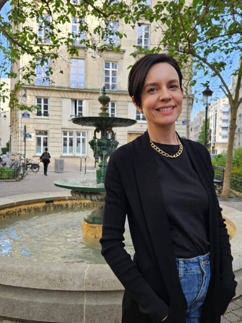 Passeio por um jardim com fonte em Paris