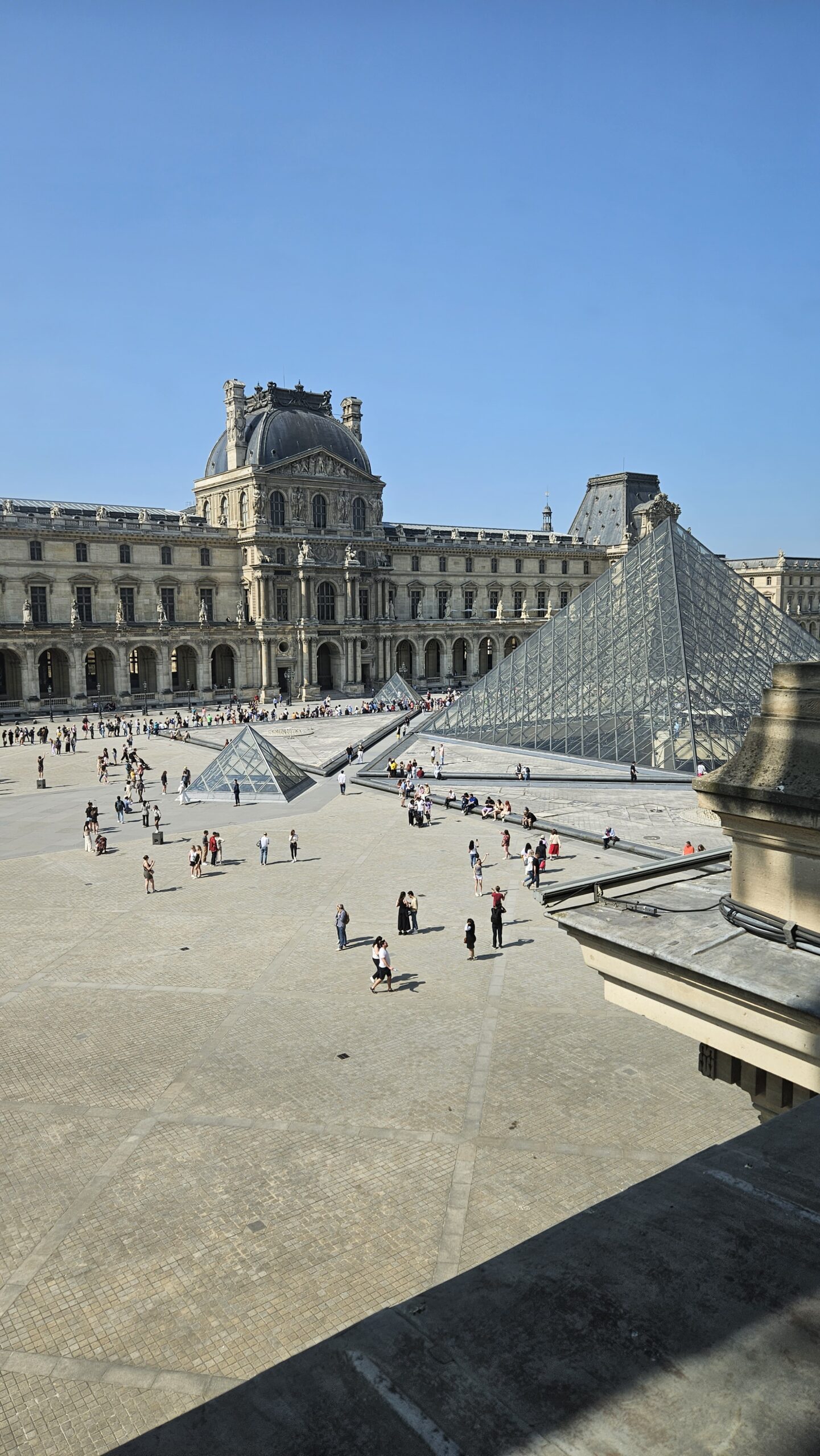 Fachada do Museu do Louvre com a piramide de vidro em Paris