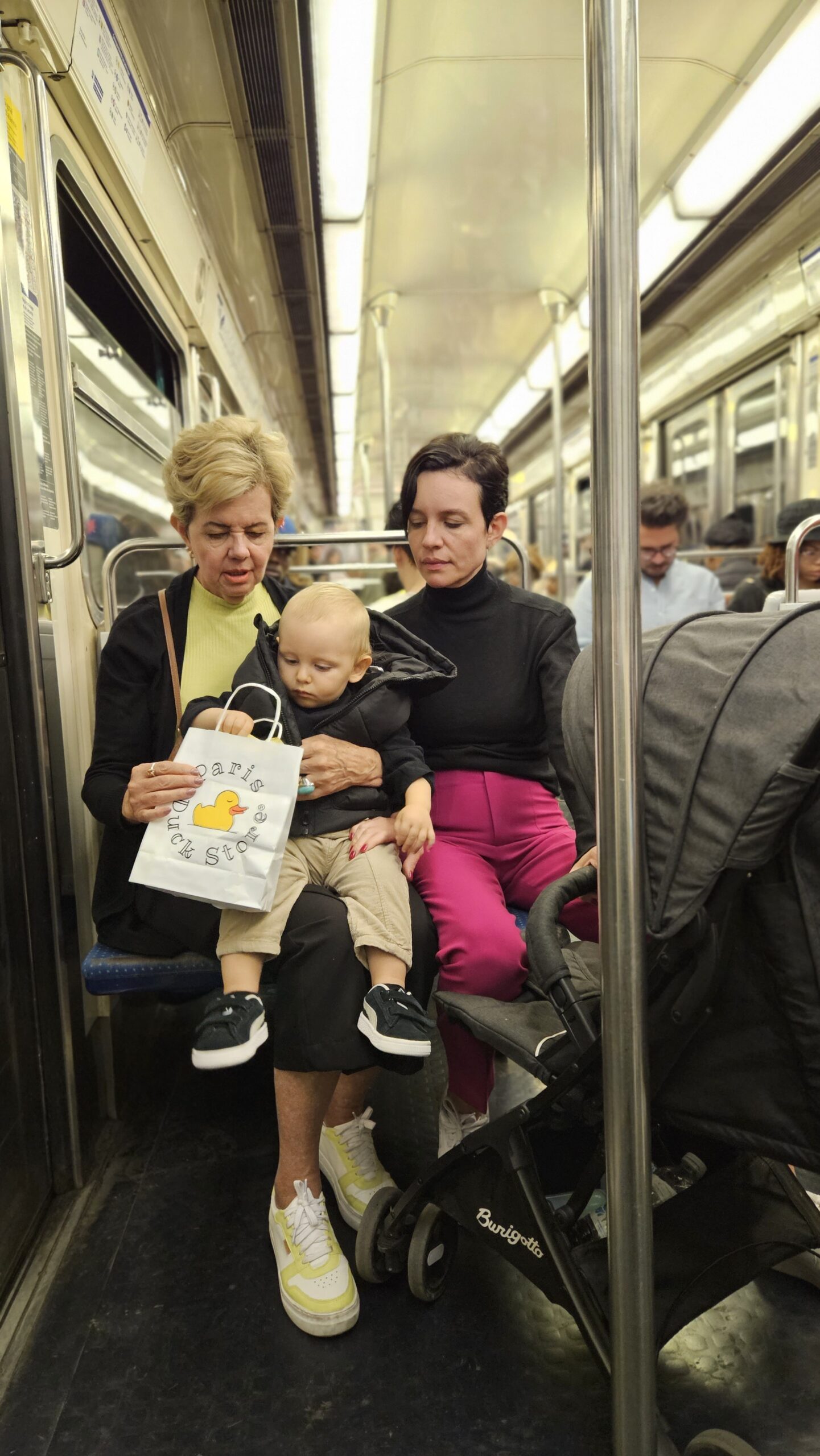 Família esperando o trem RER em Paris