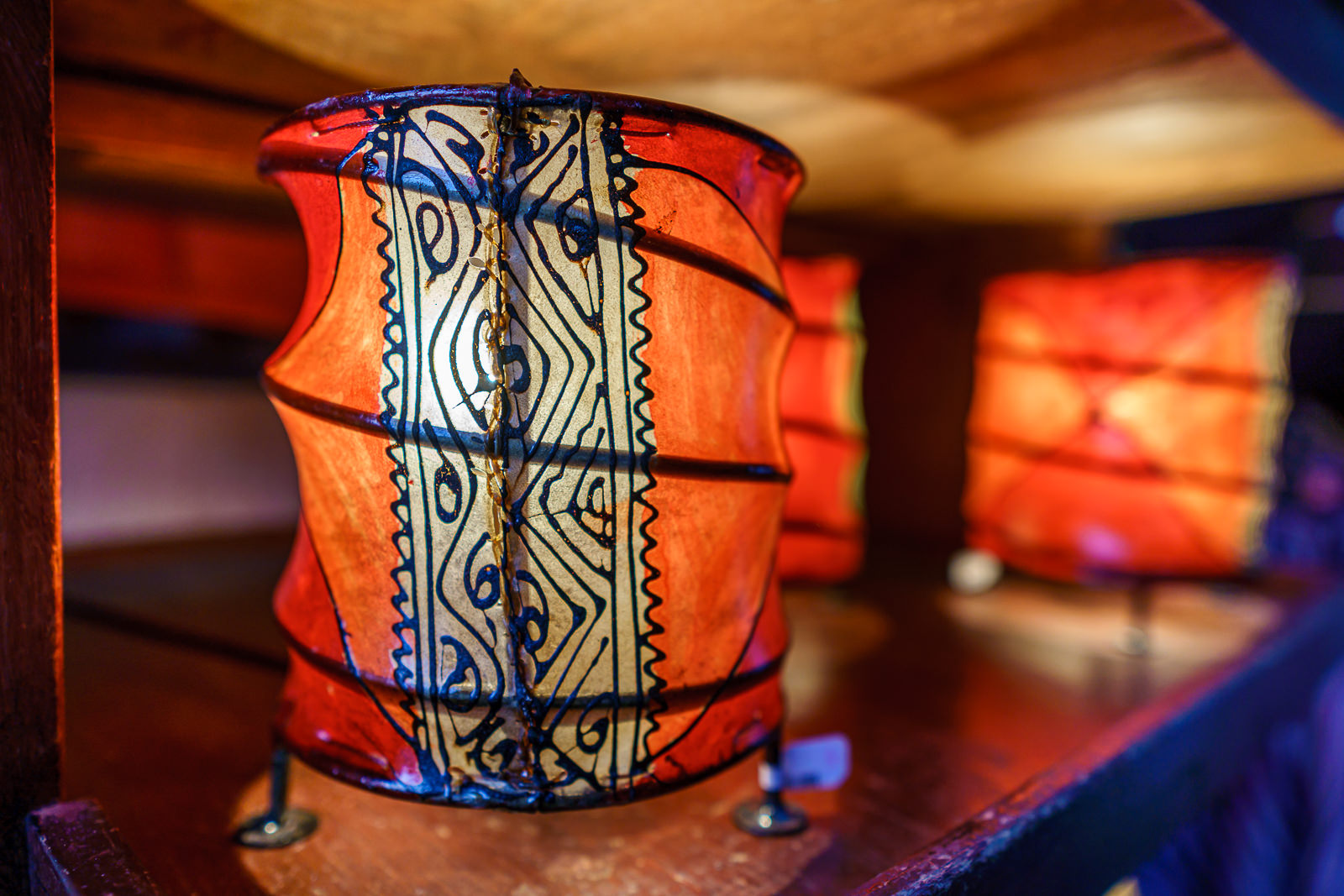 Luminárias artesanais no pavilhão do Marrocos no EPCOT
