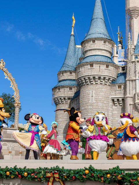 Personagens em show no palco em frente ao Castelo da Cinderela no Magic Kingdom