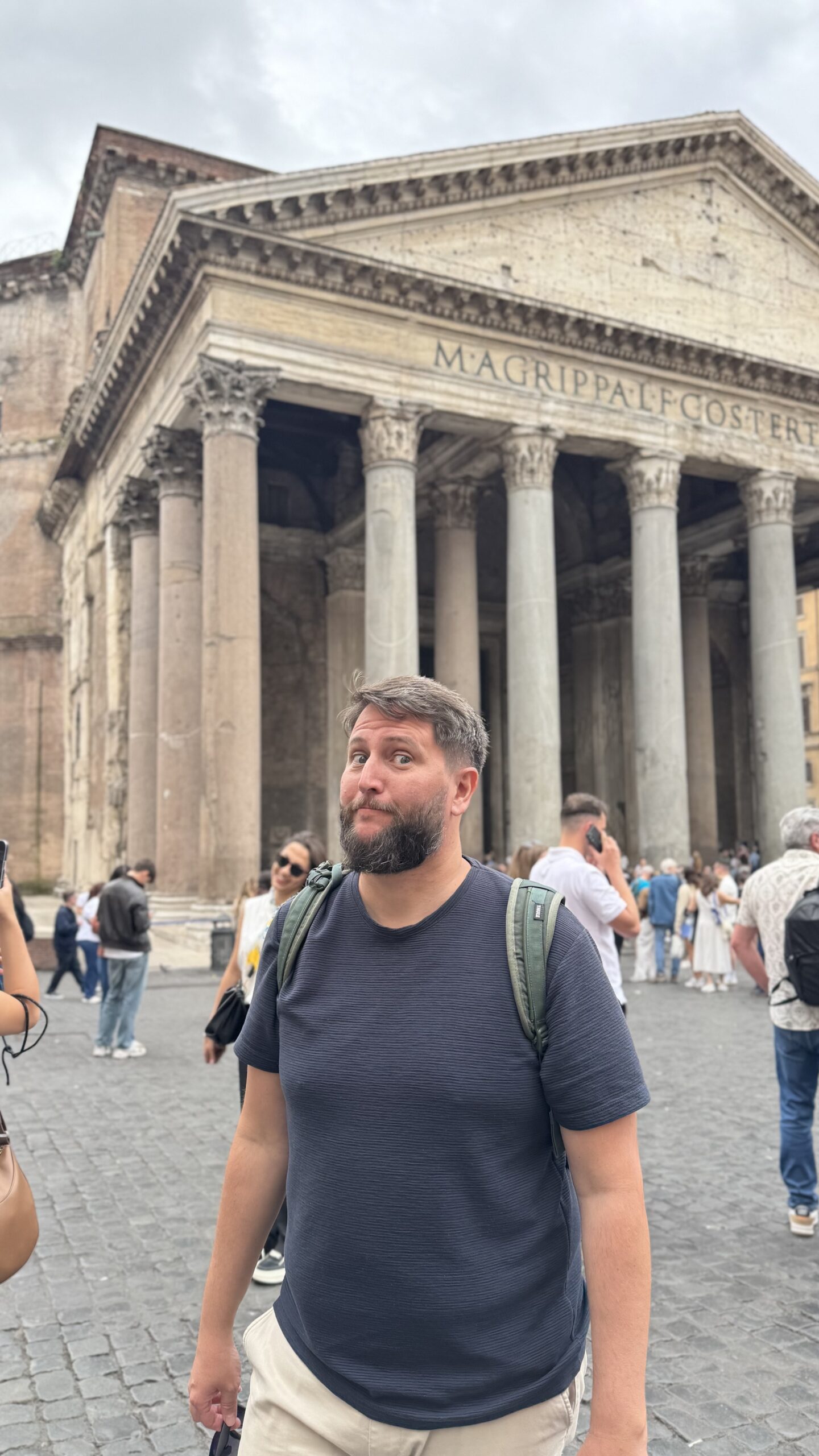 Criança observando a Fonte dos Quatro Rios na Piazza Navona, com o obelisco e as torres da igreja ao fundo.