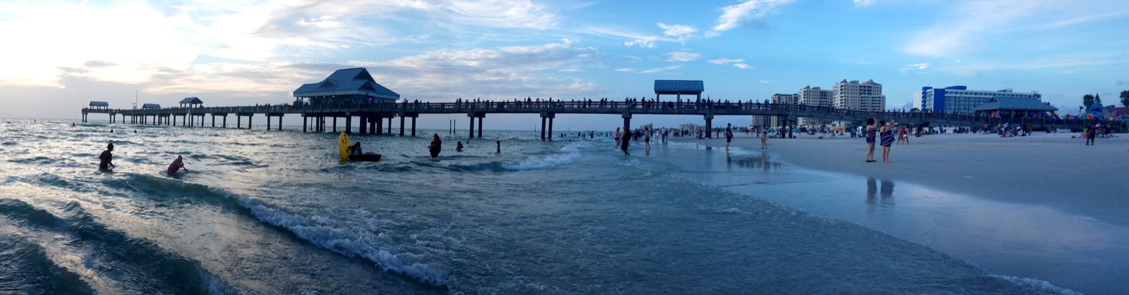 Pier 60 visto do mar raso de Clearwater Beach com banhistas e areia branca