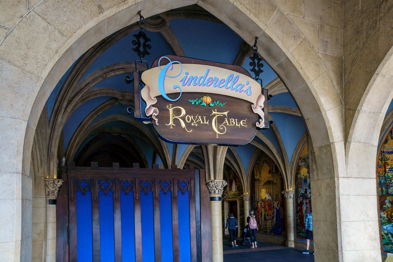 Placa de entrada do restaurante Cinderella's Royal Table, dentro do castelo do Magic Kingdom