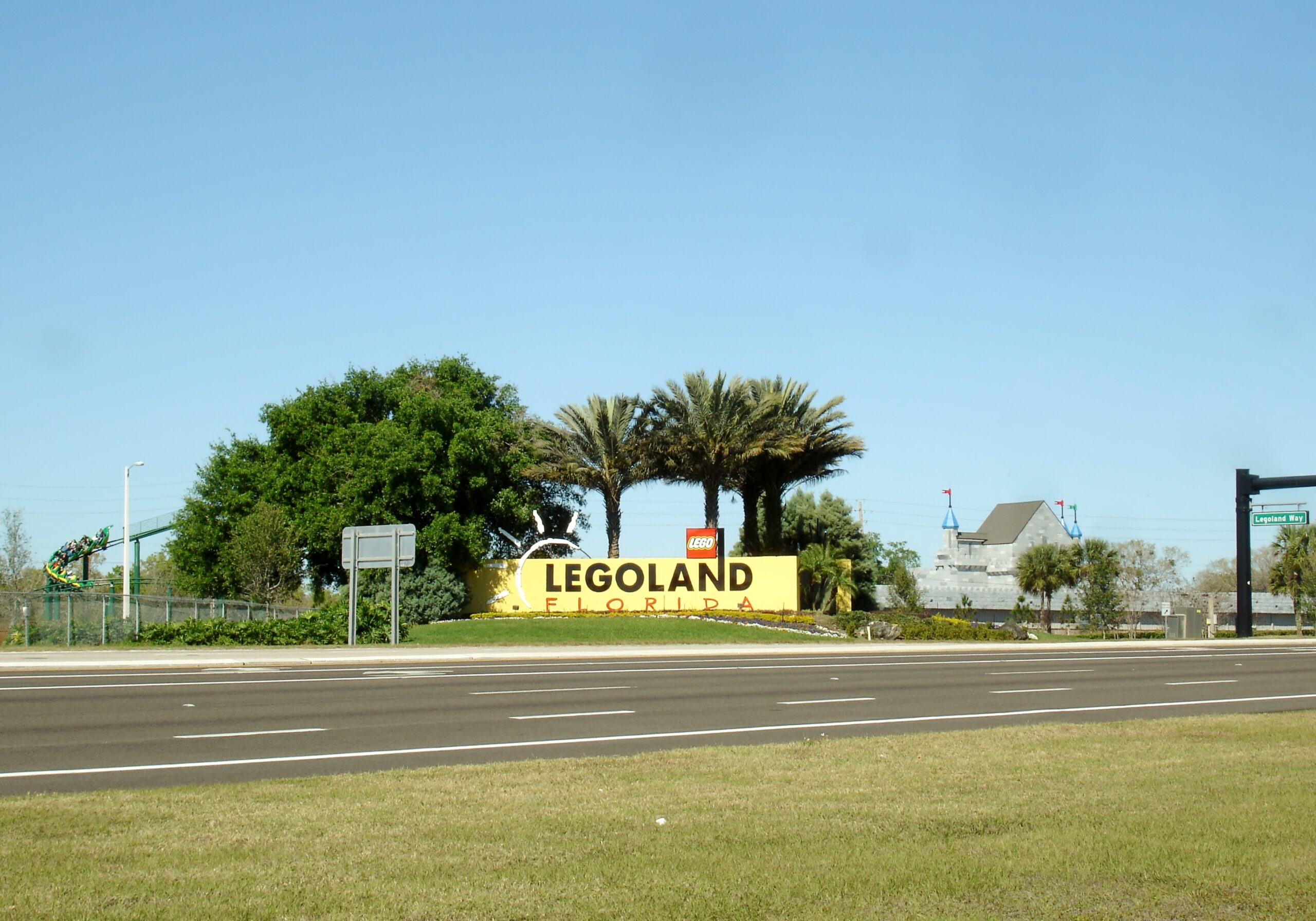 Placa de entrada do parque Legoland Florida em Winter Haven
