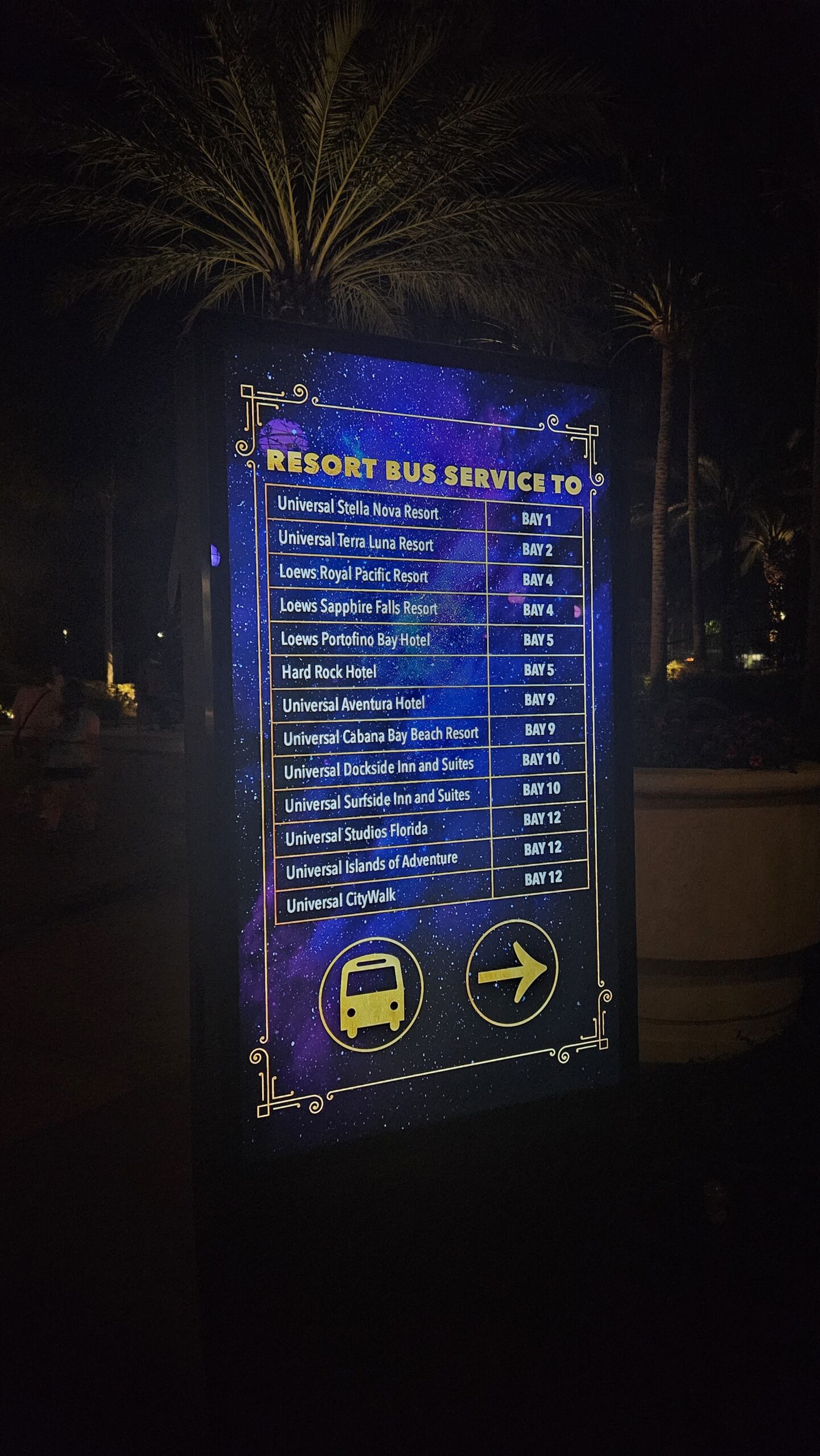 Placa noturna do ponto de onibus do resort listando o Terra Luna entre os hoteis atendidos