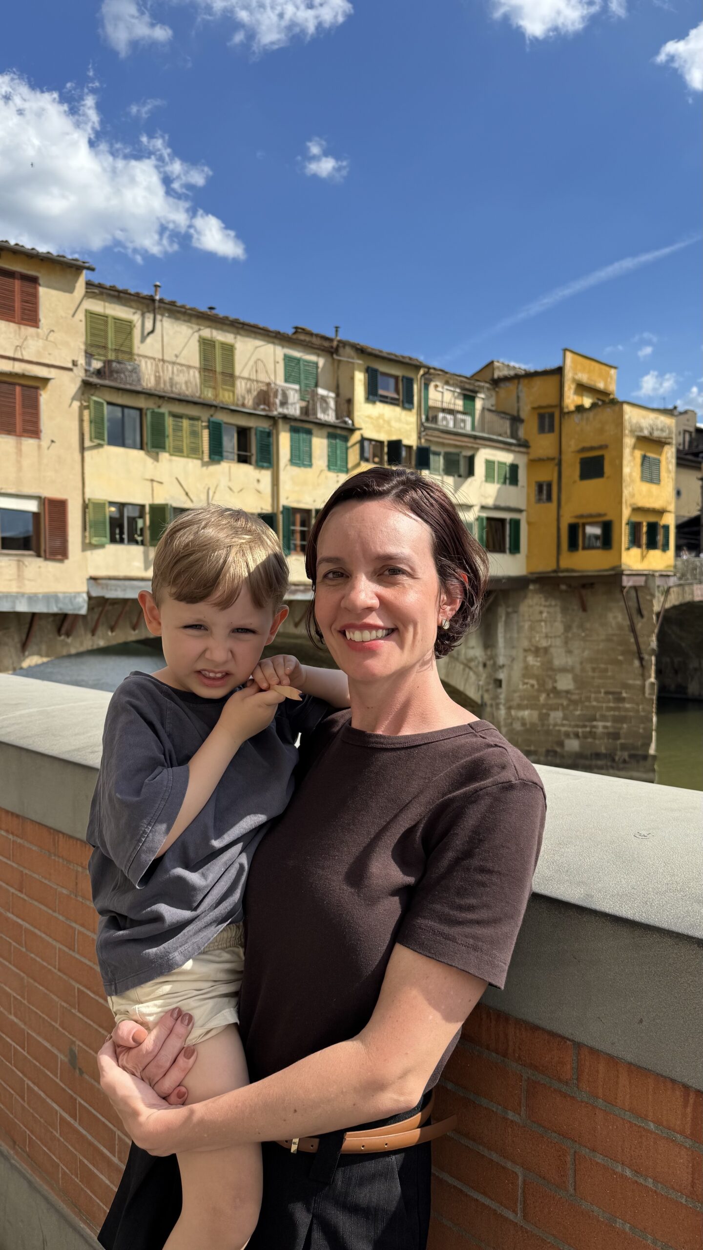 Ponte Vecchio vista de uma das pontes vizinhas, com o rio Arno e os prédios amarelos característicos