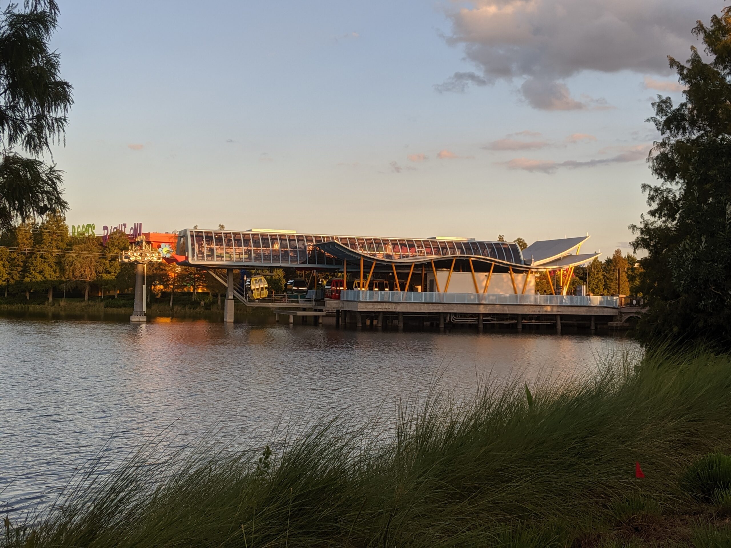 Estação do Disney Skyliner ao entardecer perto do Pop Century Resort