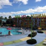 Piscina Hippy Dippy Pool do Disney's Pop Century Resort, decorada com tema anos 1960