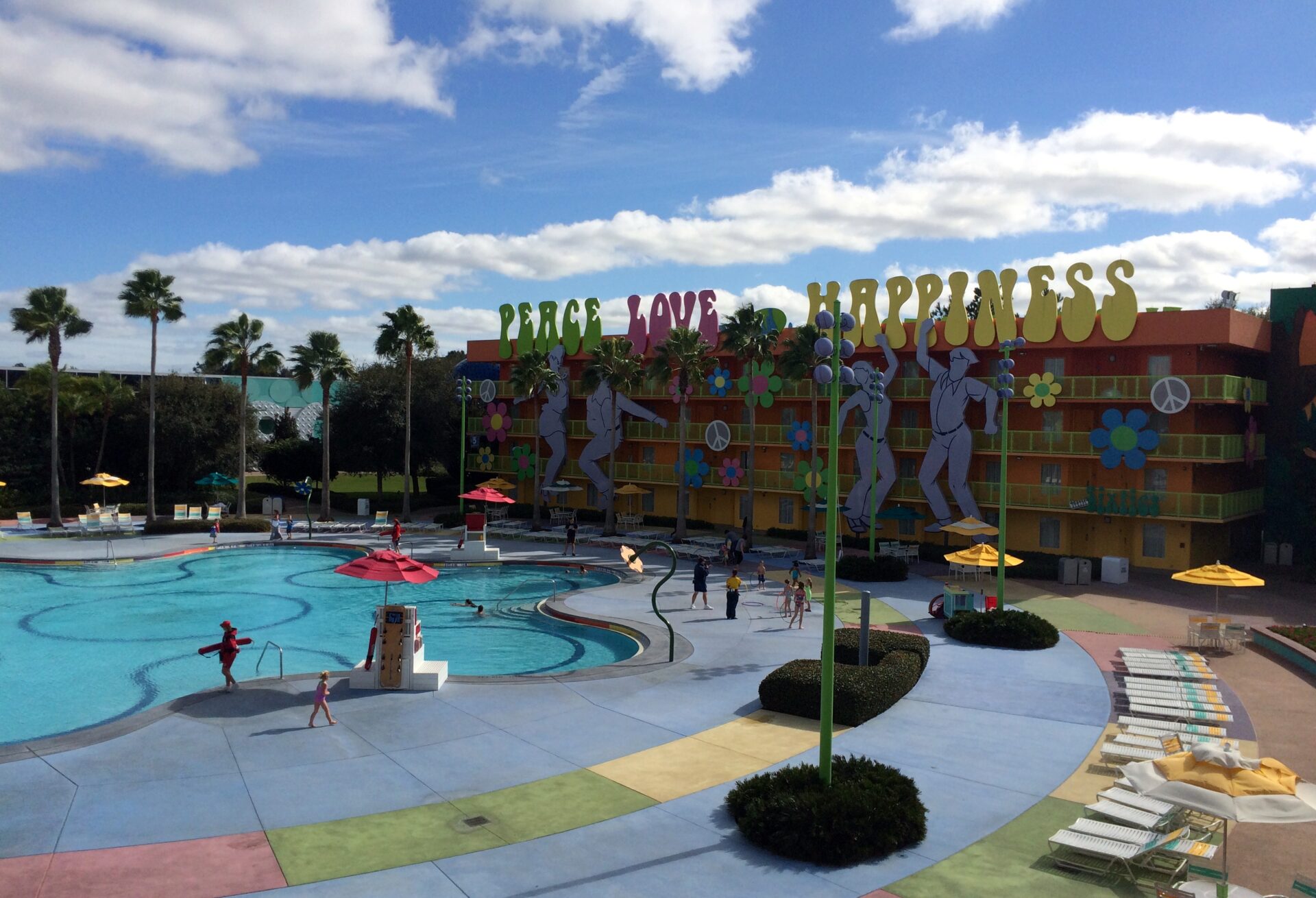Piscina Hippy Dippy Pool do Disney's Pop Century Resort, decorada com tema anos 1960
