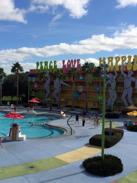 Piscina Hippy Dippy Pool do Disney's Pop Century Resort, decorada com tema anos 1960