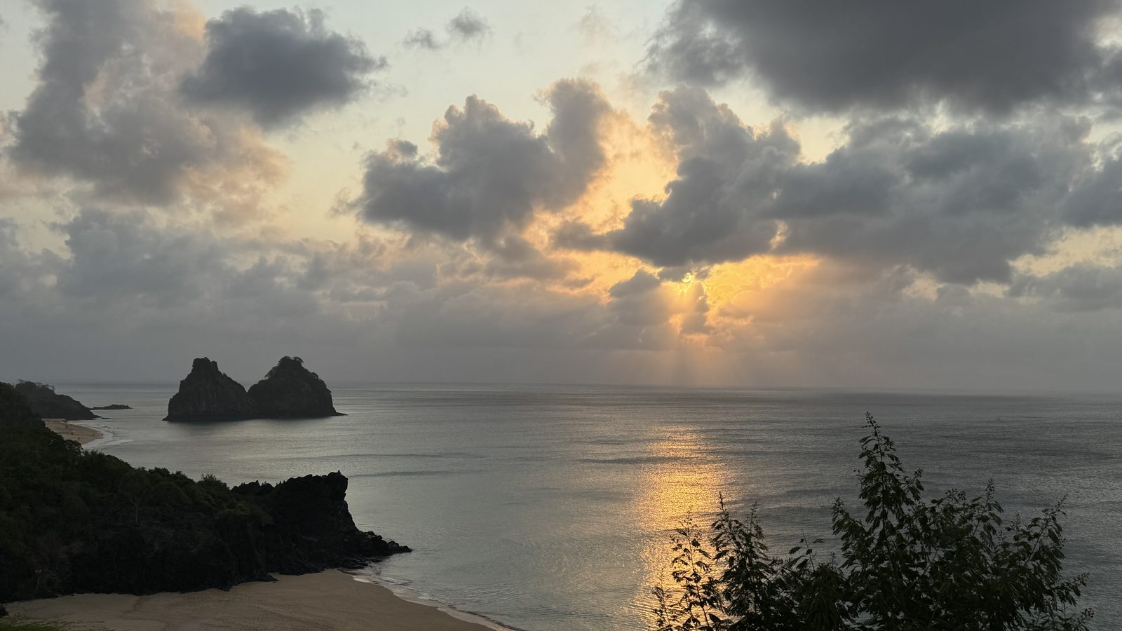 Por do sol atras do Morro Dois Irmaos em Fernando de Noronha