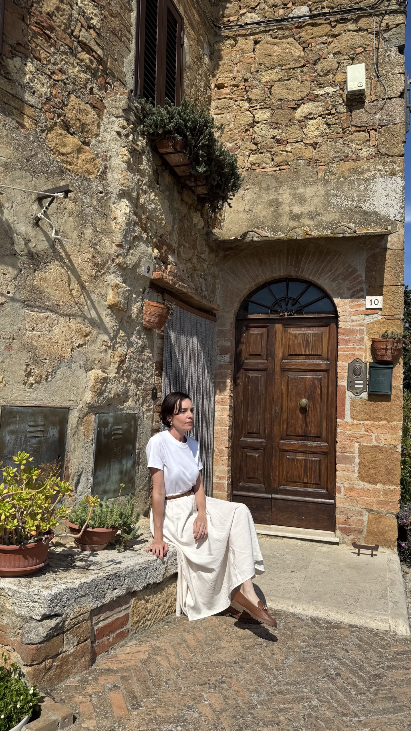 Porta de madeira antiga em fachada de pedra no centro histórico de Pienza