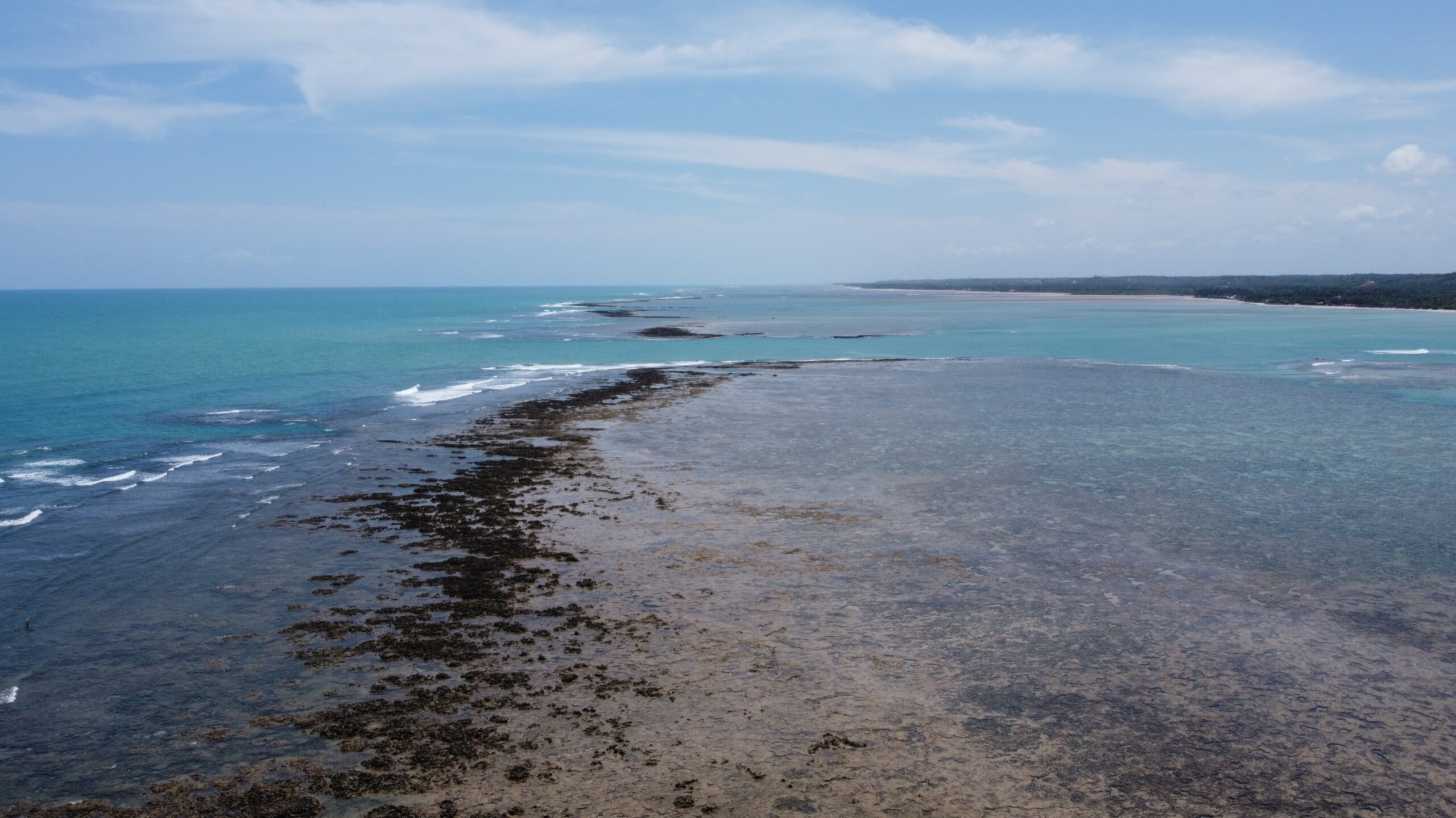 Recifes e piscinas naturais formados na maré baixa em frente à Praia do Patacho