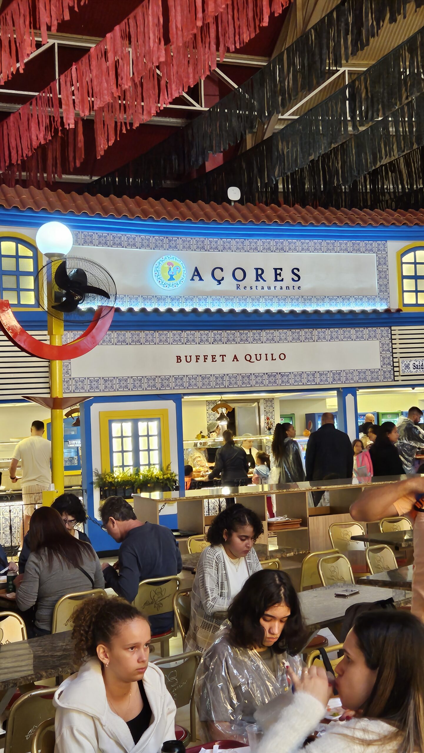 Restaurante Açores, buffet a quilo, na praça de alimentação do Beto Carrero World